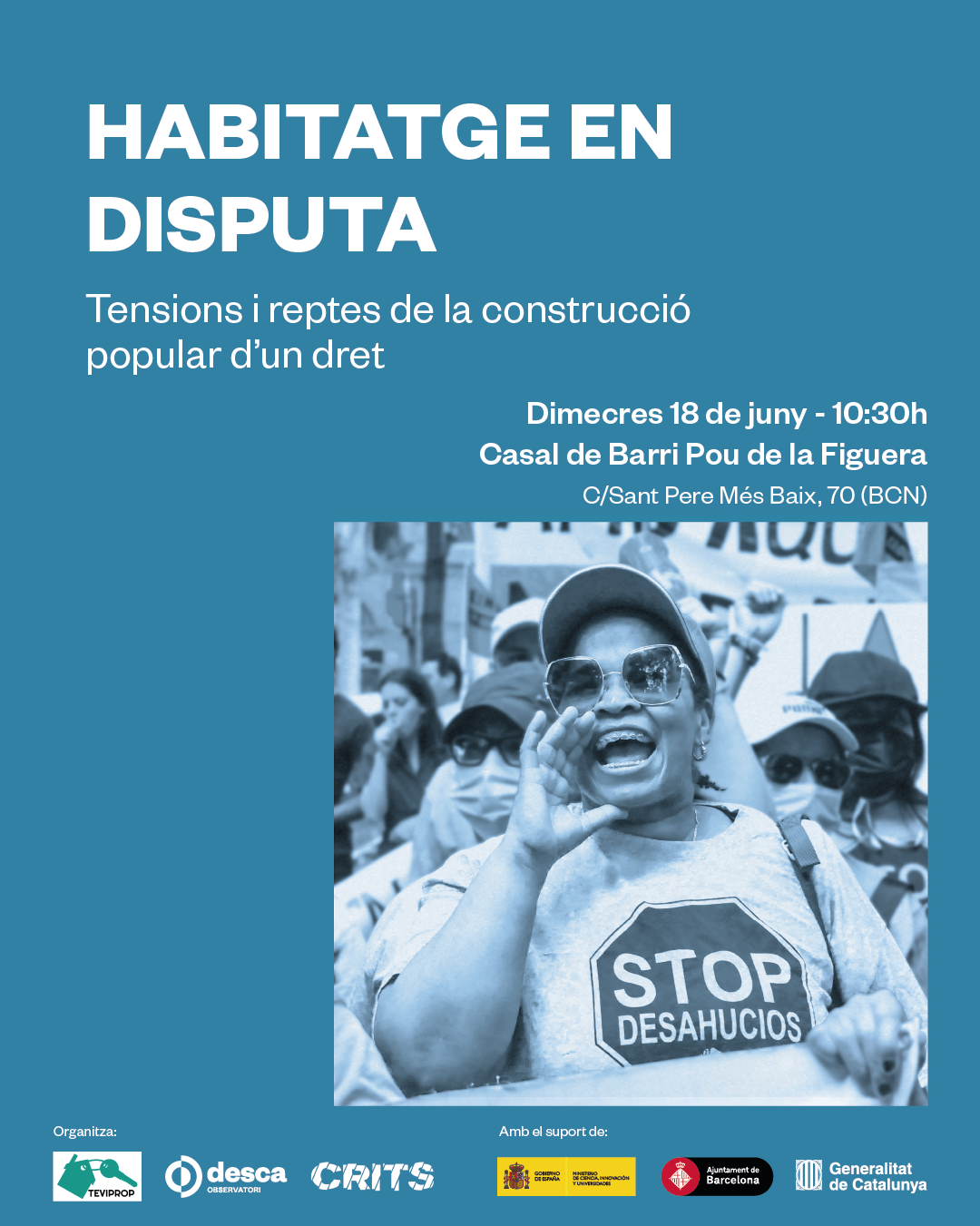 Imatge en color blau amb la fotografia d'una dona que vesteix la samarreta "stop desnonaments" i que està cridant a una manifestació. Les lletres indiquen "Habitatge en disputa. ensions i reptes de la construcció popular d’un dret". També s'indiquen el dia, l'hora del lloc de l'esdeveniment i els logotips de les entitats col·laboradores i finançadores.
