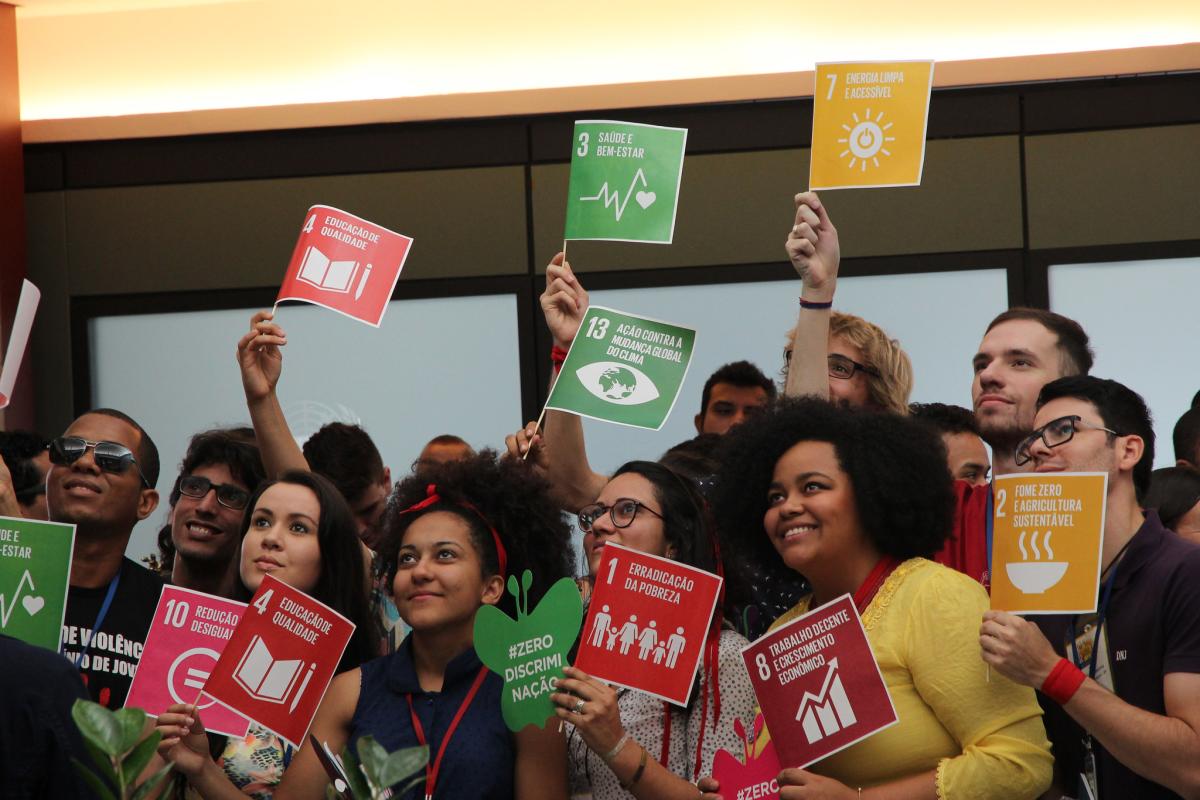 Joves sostenen cartells amb els ODS de l'Agenda 2030