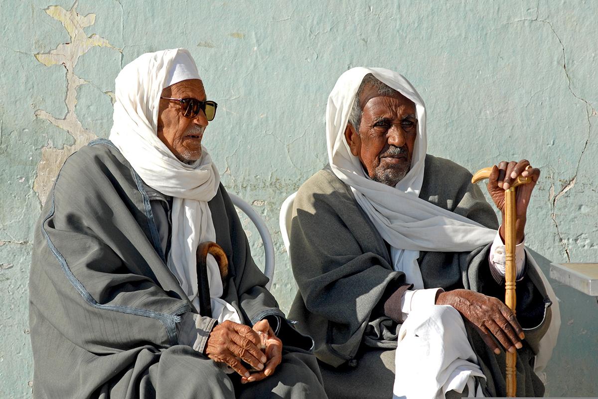 Dos homes tunisians parlen asseguts
